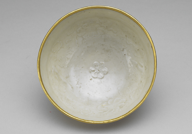越南黎朝（十五世紀）白瓷印花菊花碗